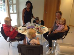 barn og voksne samlet rundt et bord