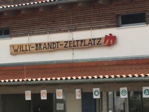 Viser et skilt som sier Willy Brandt Zeltplatz. Fra inngangen til campingområdet
