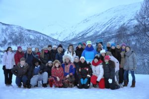 Bildet viser en stor gruppe ungdommer som står samlet ute for gruppebilde. Det er snø og vintervær.