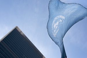 FN-flagget vaier på halv stang foran FN bygningen i New York