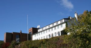 Bilde av folkehøgskolen litt på avstand