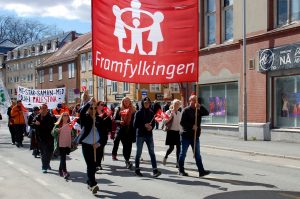viser folk som går i førstemaitog