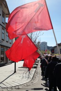 røde flagg som vaier i vinden