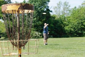 mann som spiller frisbeegolf