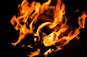 nærbilde av flammene i et bål