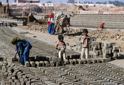 Små barn som arbeider på en fabrikk for murstein