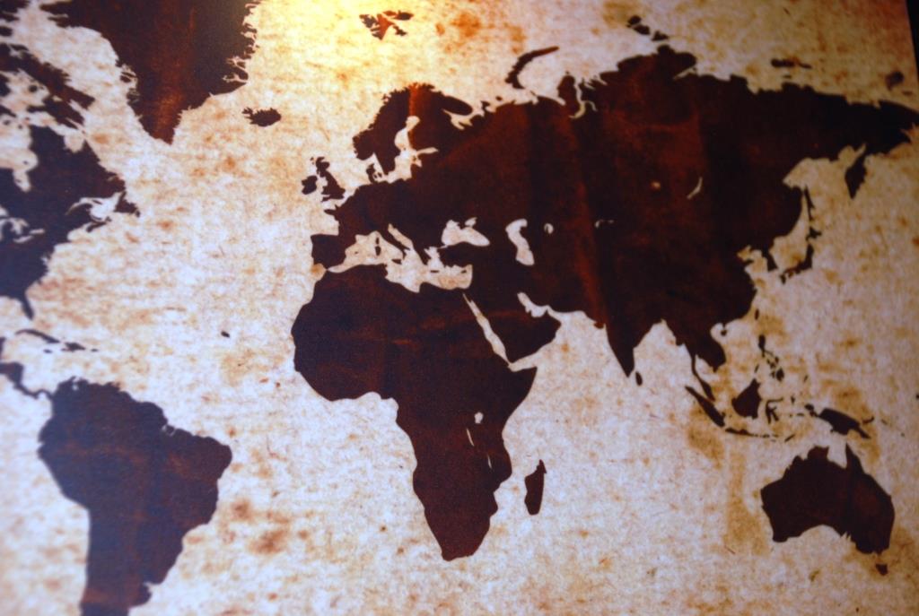 Foto av et verdenskartet som henger på veggen i flyktningsenteret i Oslo