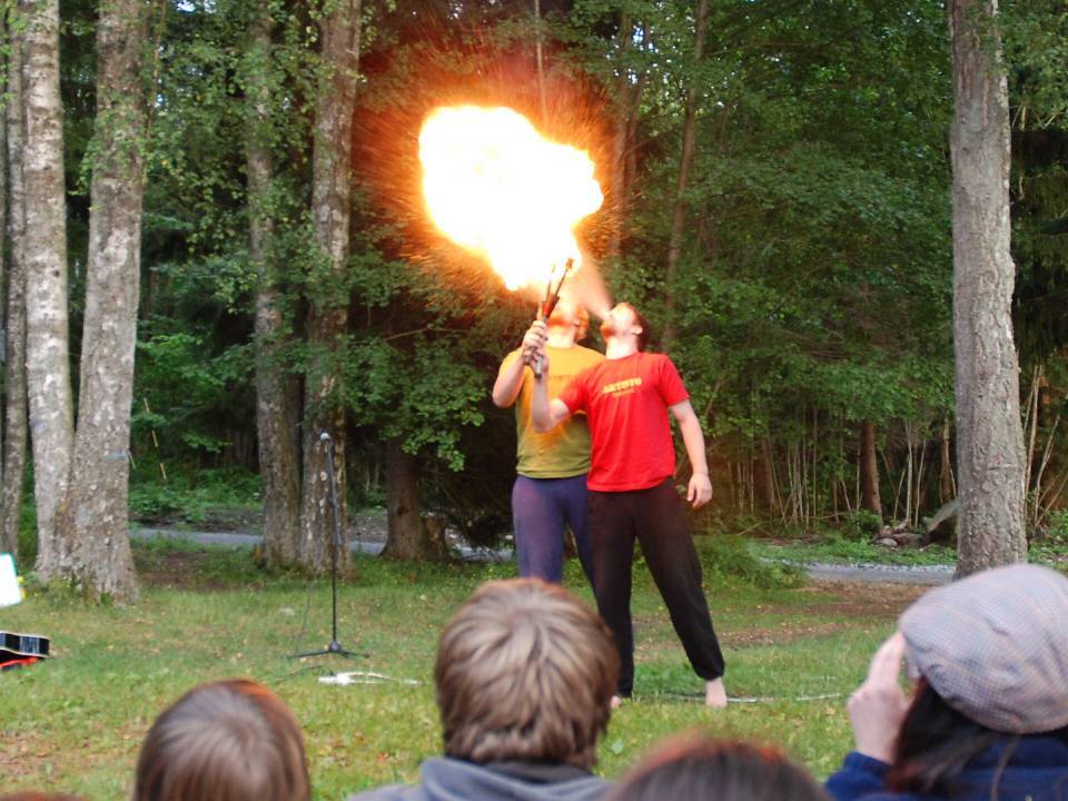 flammesluker viser kunstene sine på sommerleiren på Lunde i 2007